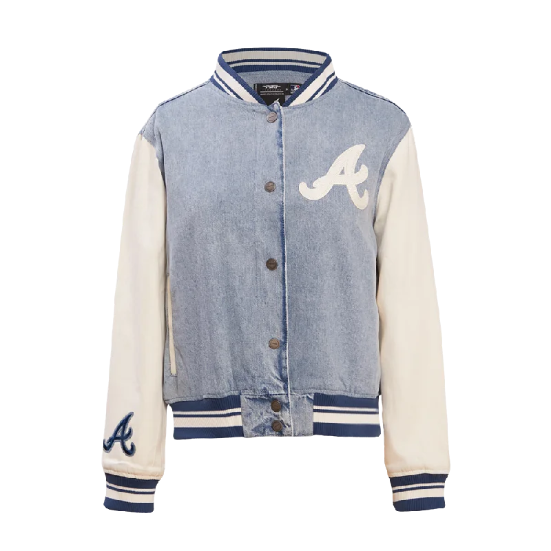 Limited Availability CHAMARRA DE MEZCLILLA MLB ATLANTA BRAVES VARSITY BLUES PARA MUJER
